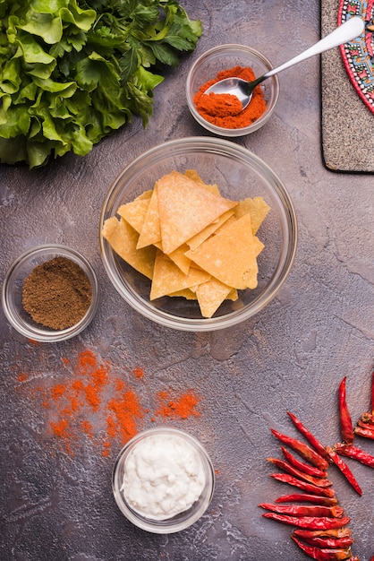 Foto gratuita nachos vicino pepe e salsa in ciotole