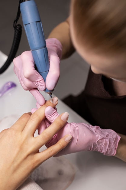 Nail art professionale che lavora sulle unghie dei clienti