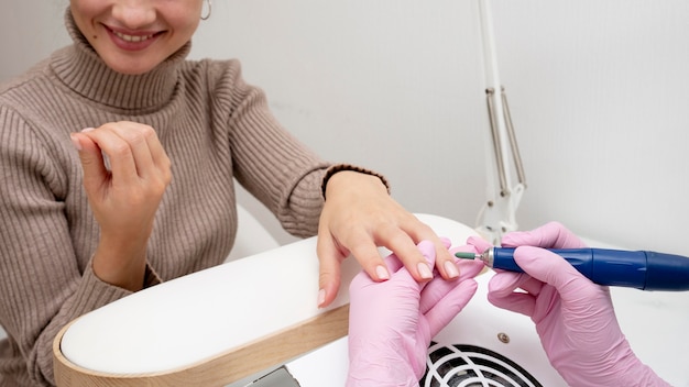 Foto gratuita processo di manicure per la cura delle unghie