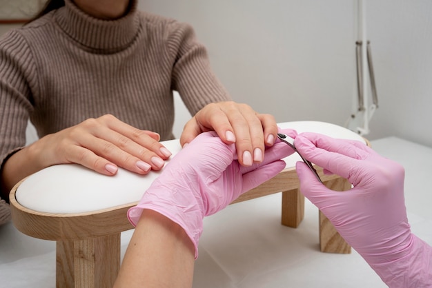 Foto gratuita processo di manicure per la cura delle unghie