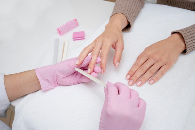 Foto gratuita processo di manicure per la cura delle unghie