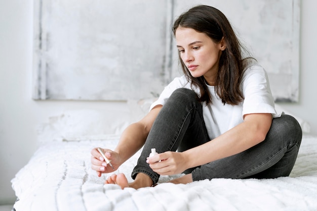 Foto gratuita processo di pedicure per la cura delle unghie