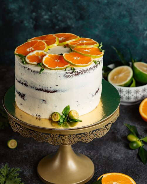 上のオレンジスライスと裸のケーキ
