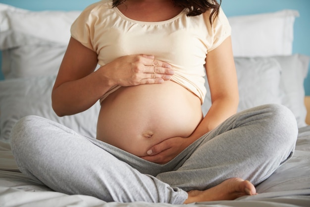 Голый беременный живот молодой женщины
