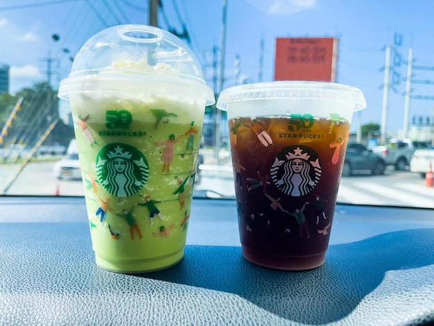 ナコンラチャシマー、タイ。 2021年10月25日：スターバックスの50周年を祝う車の中で、透明なプラスチックカップにホイップクリームとアメリカーノを入れた緑茶ラテ、限定版。 Premium写真