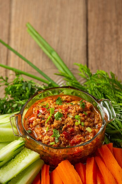 Nam Prik Ong, 야채 샐러드를 곁들인 매콤한 돼지 고기, 태국 음식.