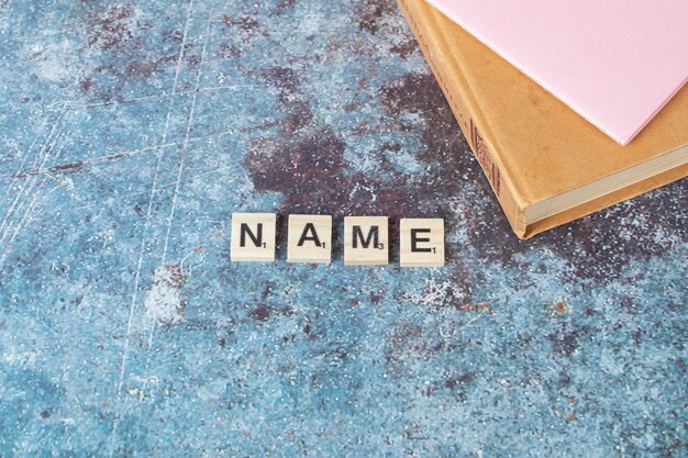 주위에 오래 된 책으로 나무 오지에 검은 글자로 쓰는 이름. 고품질 사진