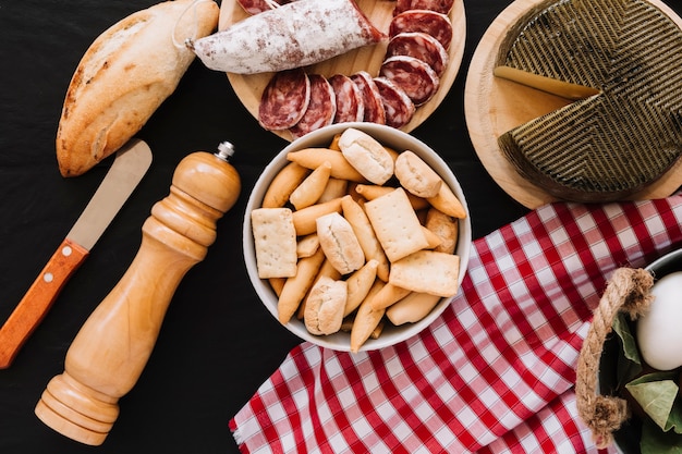 Foto gratuita tovagliolo e coltello vicino a cibo e spezie