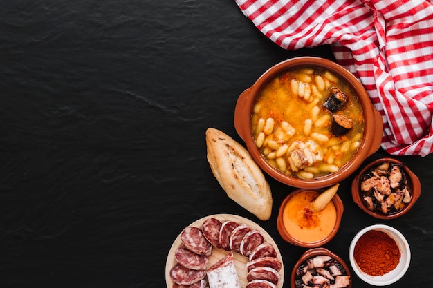 Foto gratuita tovagliolo vicino zuppa e ingredienti