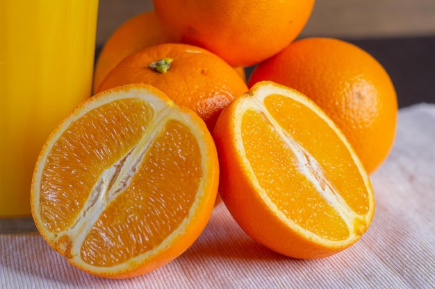 Naranjas en madera, cortadas por la mitad, jardinerãƒâa casera, zumo de naranja natural. 비스타 데 세르카