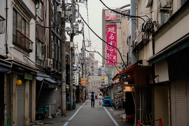 좁은 일본 거리와 건물
