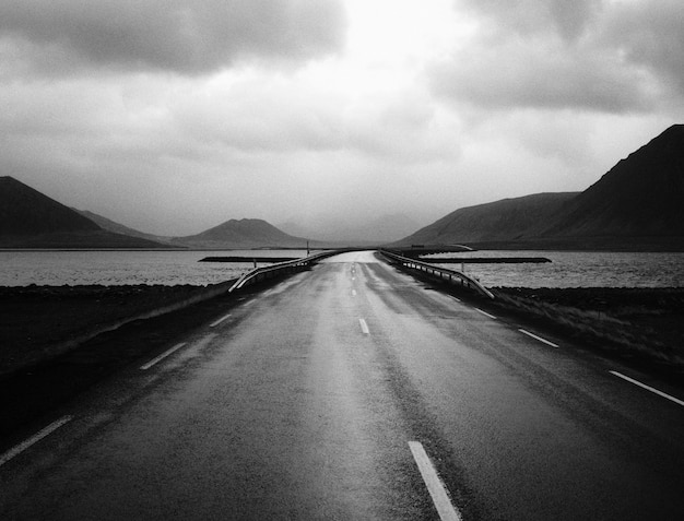 美しい空と湖のある狭い道路橋