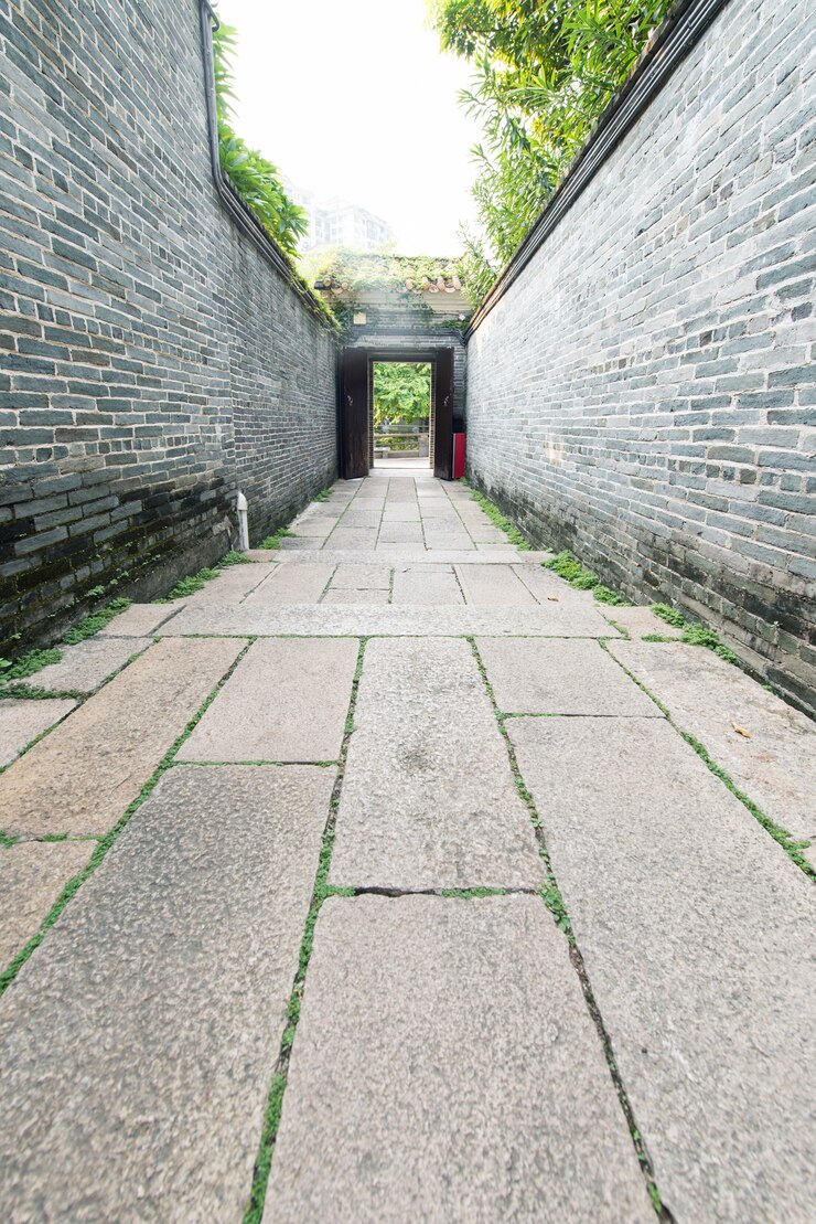Free Photo narrow stone alley