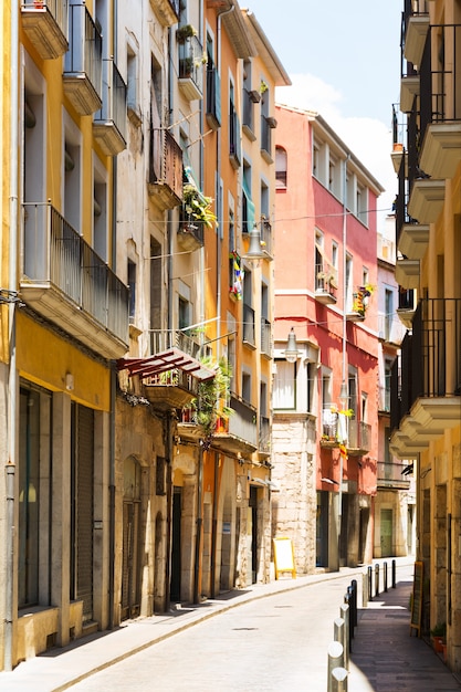 ヨーロッパの街の狭い通り。ジローナ
