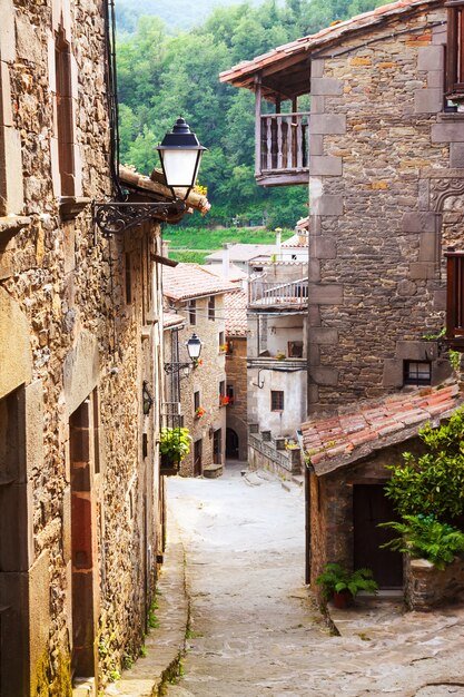 오래 된 카탈로니아 마을의 좁은 거리