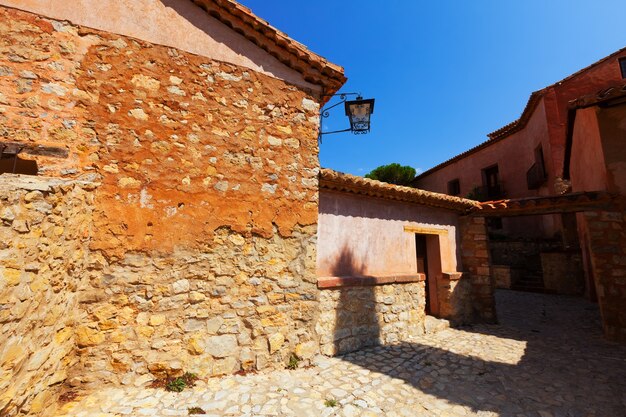古いスペインの村の狭い通り