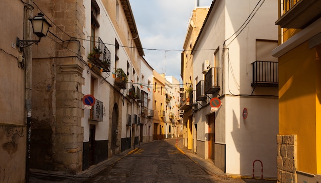 Free photo narrow street of spanish town.  sagunto