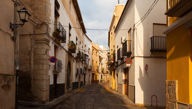 узкая улица испанского города. Сагунт
