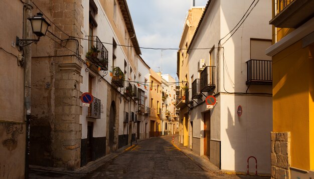 スペインの町の狭い通り。サグント