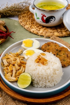 Наси сото аям или сото медан - традиционный куриный суп с рисом из медана на северной суматре.