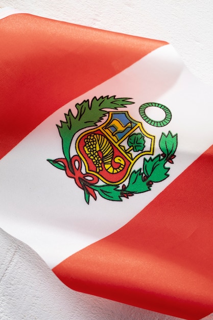 Foto gratuita bandiera nazionale del perù con simbolo