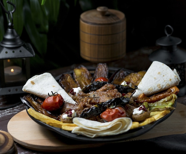 Foto gratuita cibi e ingredienti della griglia nazionale sac per il menu della cena