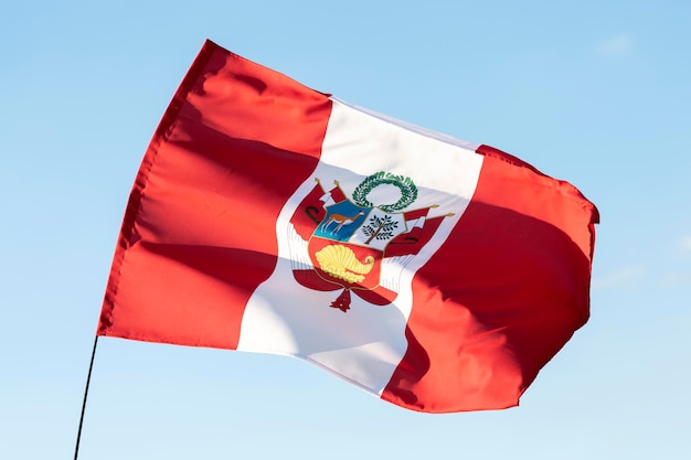 Foto gratuita bandiera nazionale del perù in seta all'aperto