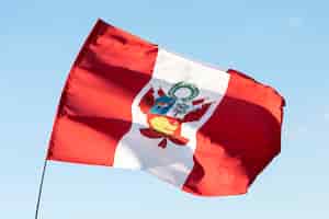 Бесплатное фото Национальный шелковый флаг перу на открытом воздухе