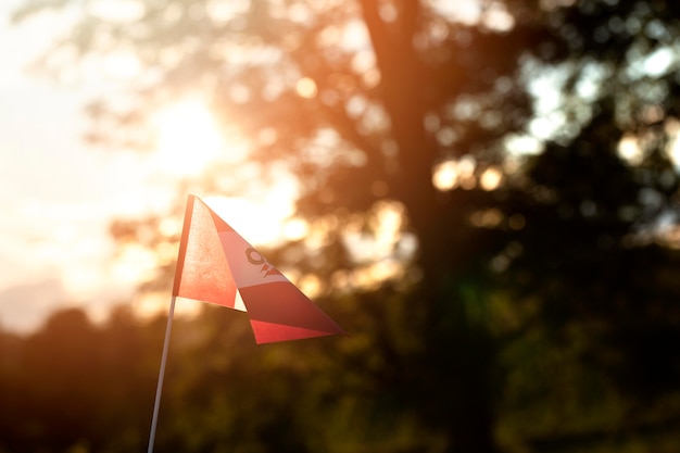 Бесплатное фото Национальный шелковый флаг перу на открытом воздухе
