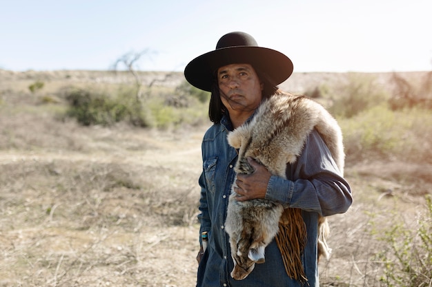 Free photo native american man in the dessert