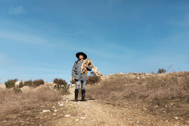 Free photo native american man in the dessert