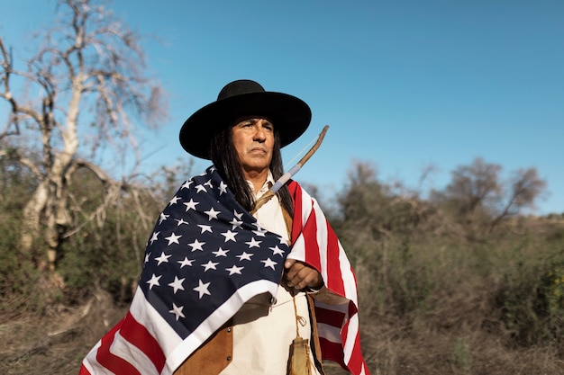 Free photo native american man in the dessert