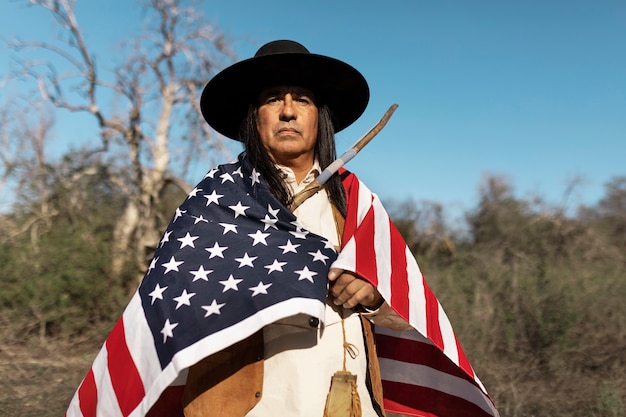 Foto gratuita uomo nativo americano nel dessert