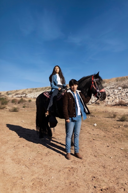 Foto gratuita uomini nativi americani con il cavallo