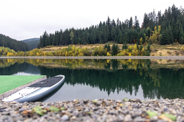無料写真 自然の背景の湖と秋の山の森