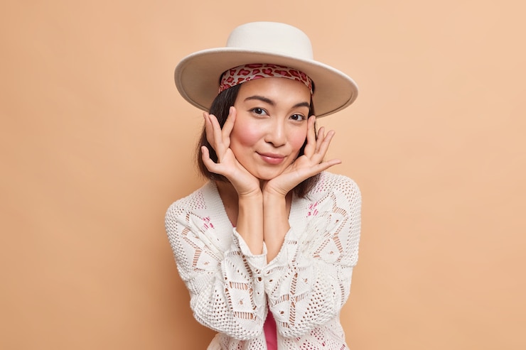 免費 Photo 自然美人和時尚概念.有吸引力的亞洲女人輕輕地觸摸臉