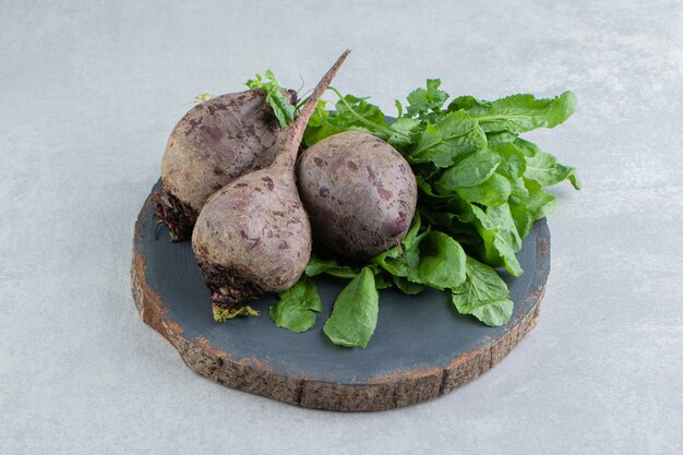 Free photo natural beetroot on the board on the marble.