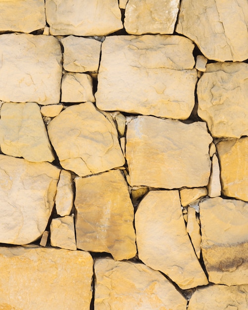 Натуральная коричневая каменная стена
