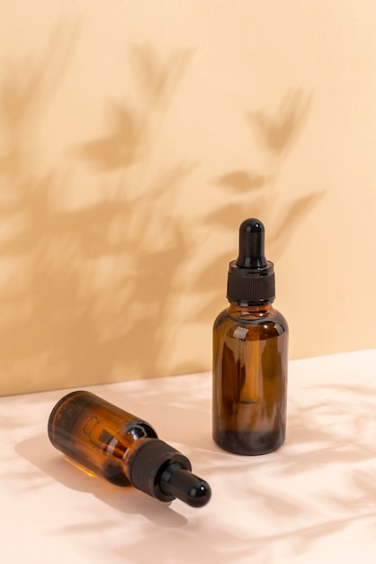Бесплатное фото Расположение бутылок с натуральным маслом каннабиса