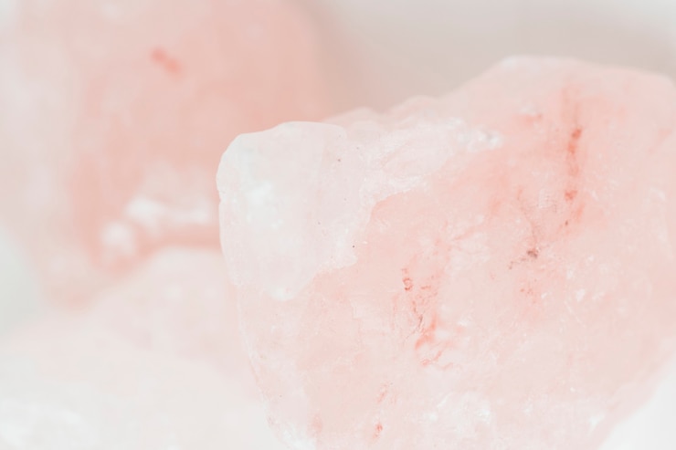 Free Photo natural and coarse pink himalayan salt crystal rocks