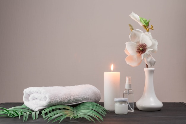 Foto gratuita elementi naturali per spa con candele