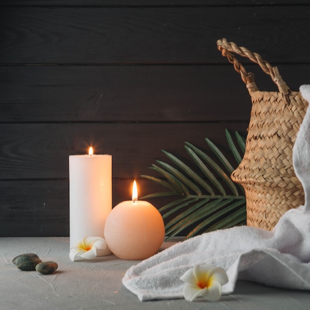 Foto gratuita elementi naturali per spa con candele