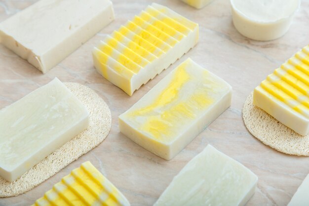 手作りの天然オーガニック石鹸 ドライシャンプー スパ 美容スキンケアギフトパッケージコンセプト プラスチックのないクラフトギフトボックスに入れたプレゼント プレミアム写真
