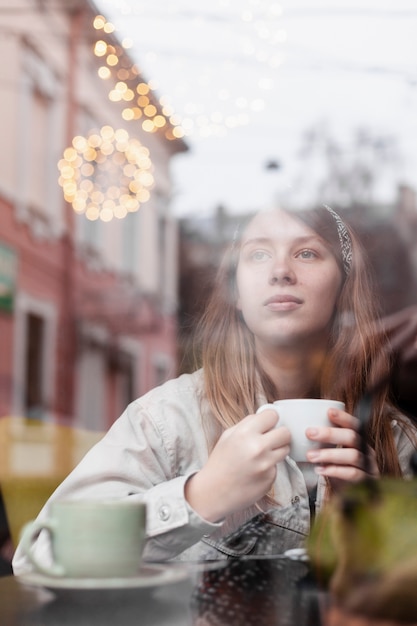 Signora naturale con caffè