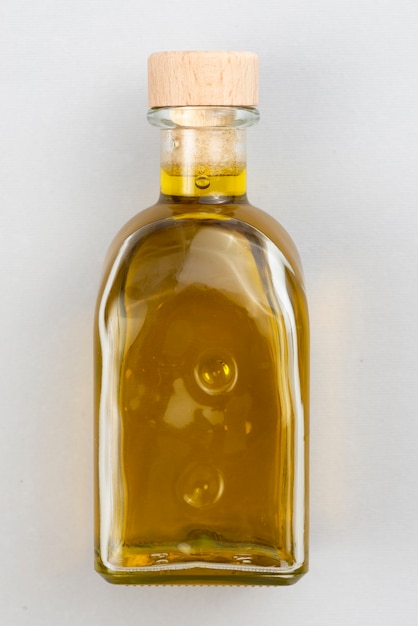 Foto gratuita bottiglia di olio d'oliva naturale sul tavolo