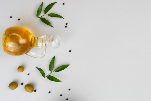 Foto gratuita olive naturali e olio d'oliva sul tavolo