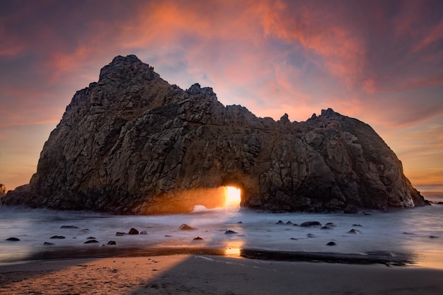 빅서 캘리포니아(Big Sur California)의 일몰 동안 파이퍼 비치(Pfeiffer Beach)의 자연 암석 아치