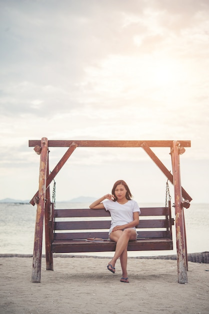 Foto gratuita sorriso naturale svago tranquillo blu