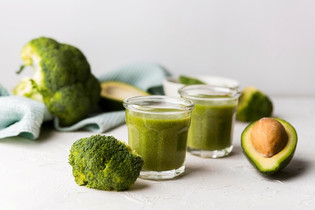 Foto gratuita frullati naturali con broccoli