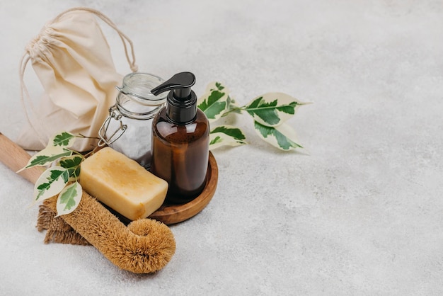 Бесплатное фото Натуральное мыло и органическое масло для тела